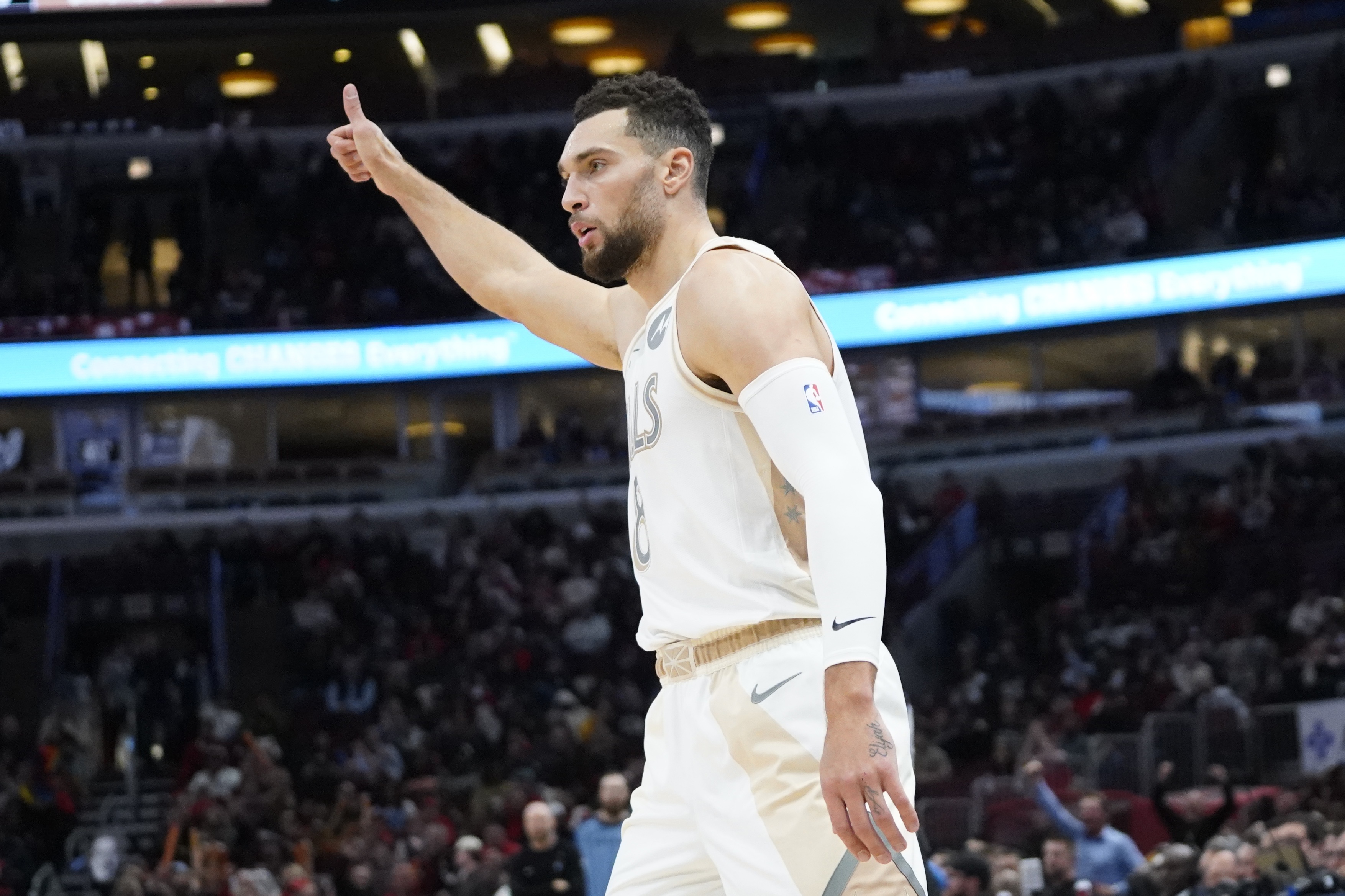 掘金横扫爵士，拉文统治全场