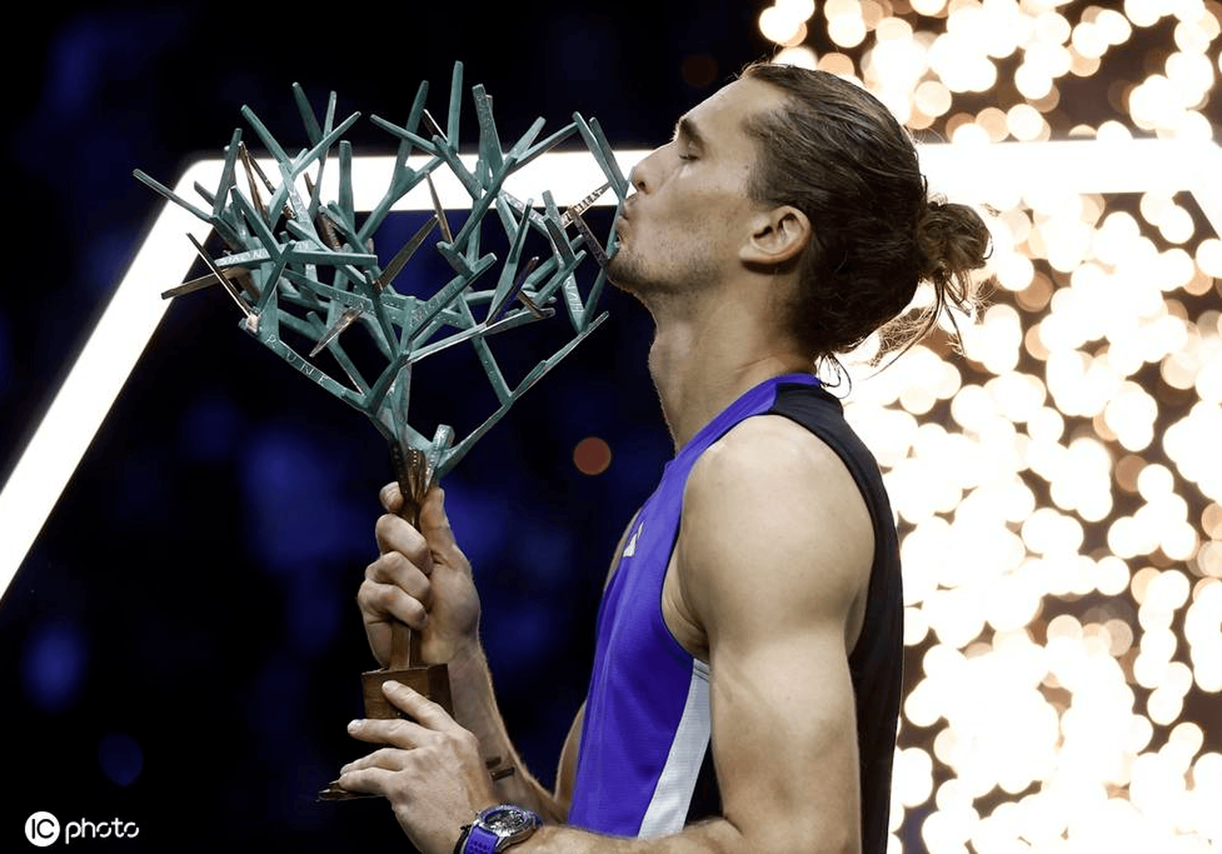 欧洲网球队力克美国网球队，兹维列夫绝境逆转