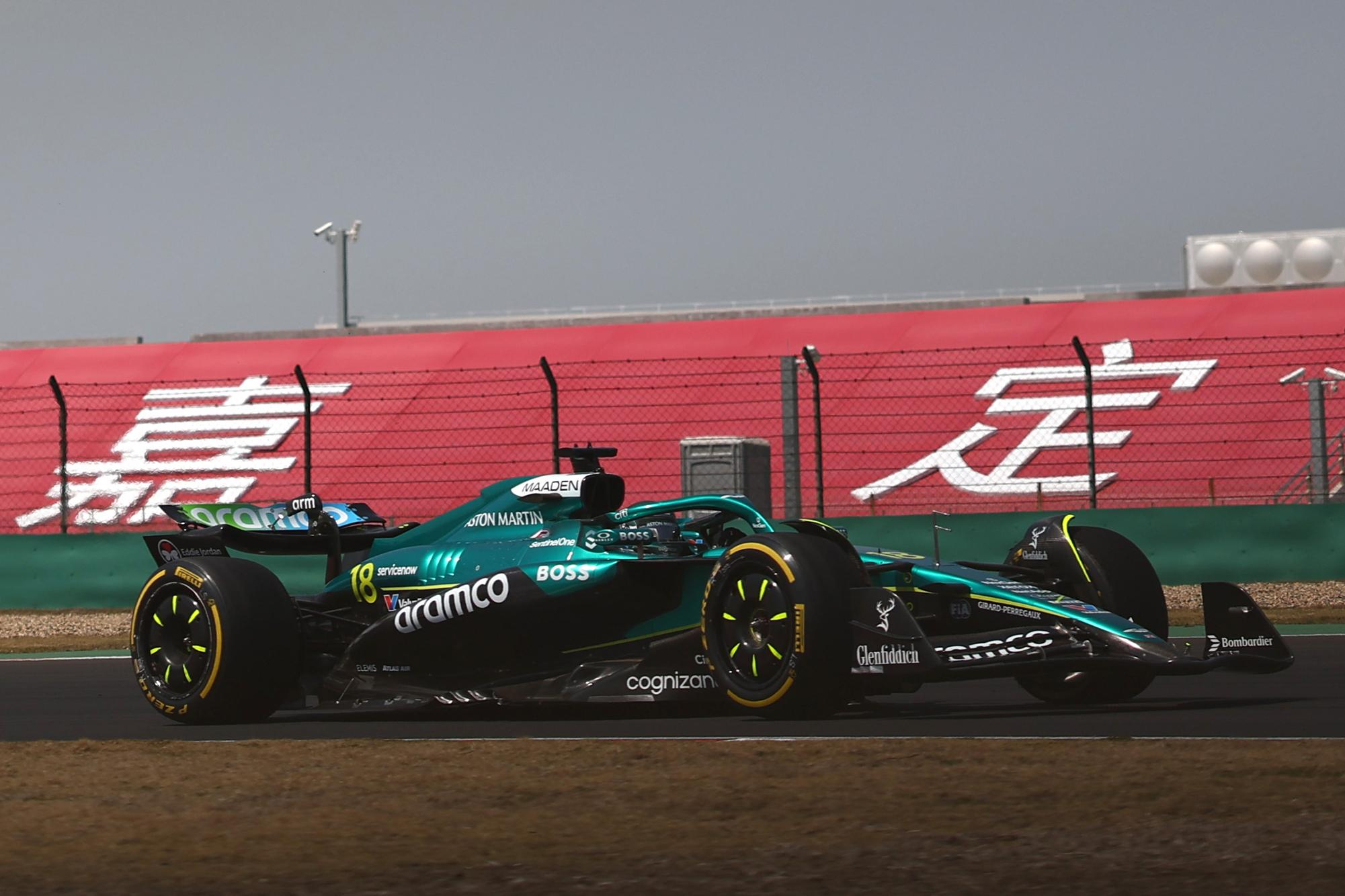 阿斯顿马丁鏖战雷诺车队，诺里斯扛起全队