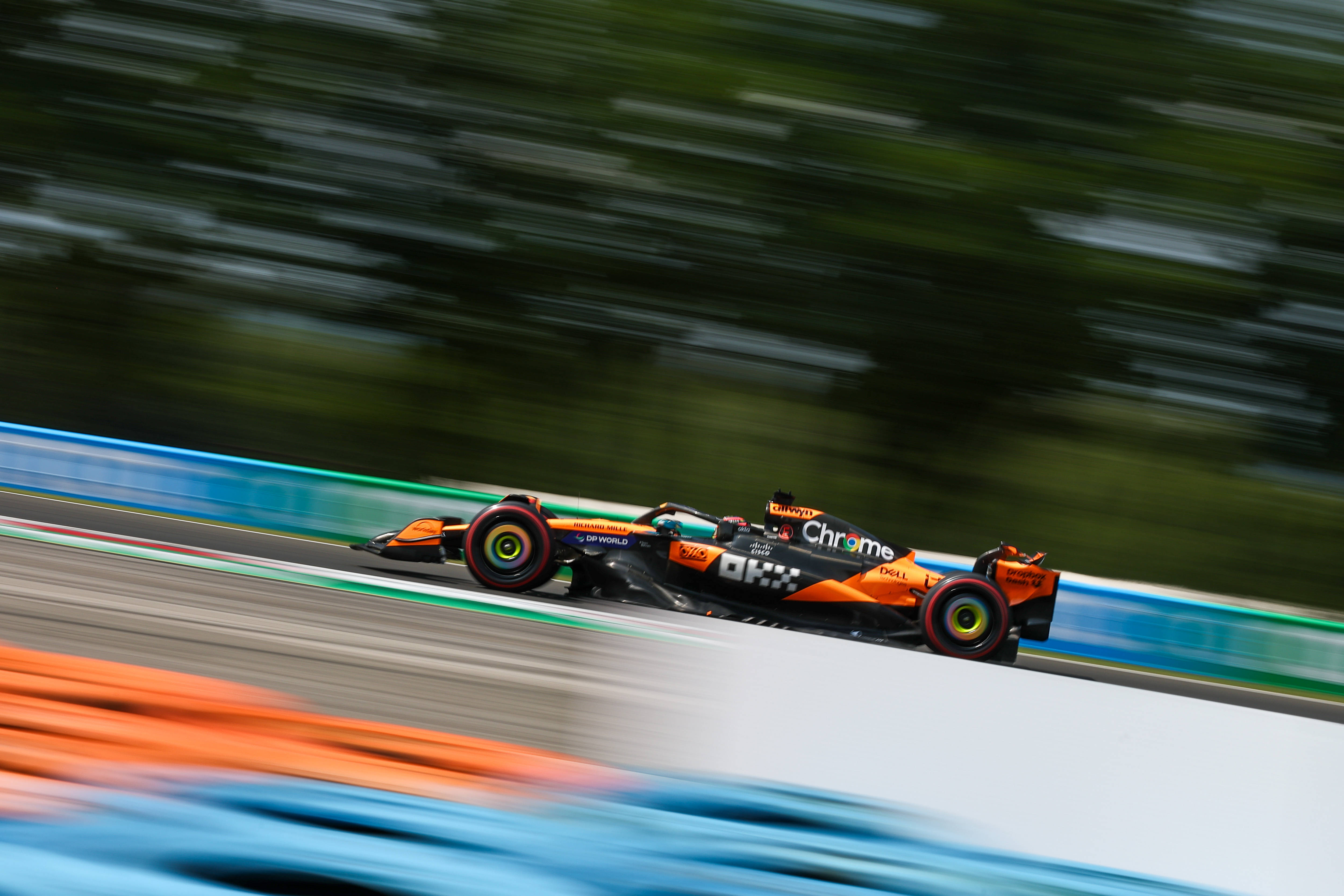 梅赛德斯鏖战红牛车队，勒克莱尔带队取胜