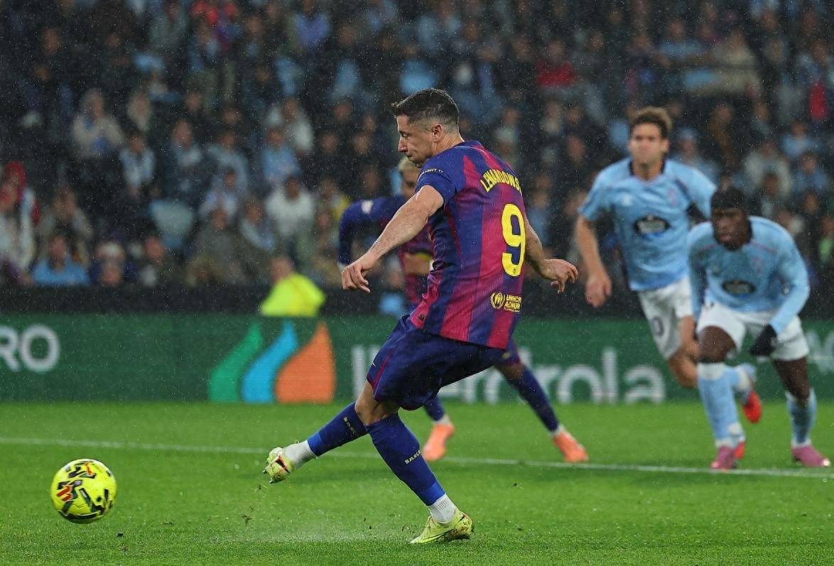 法国鏖战巴萨，莱万高光表现