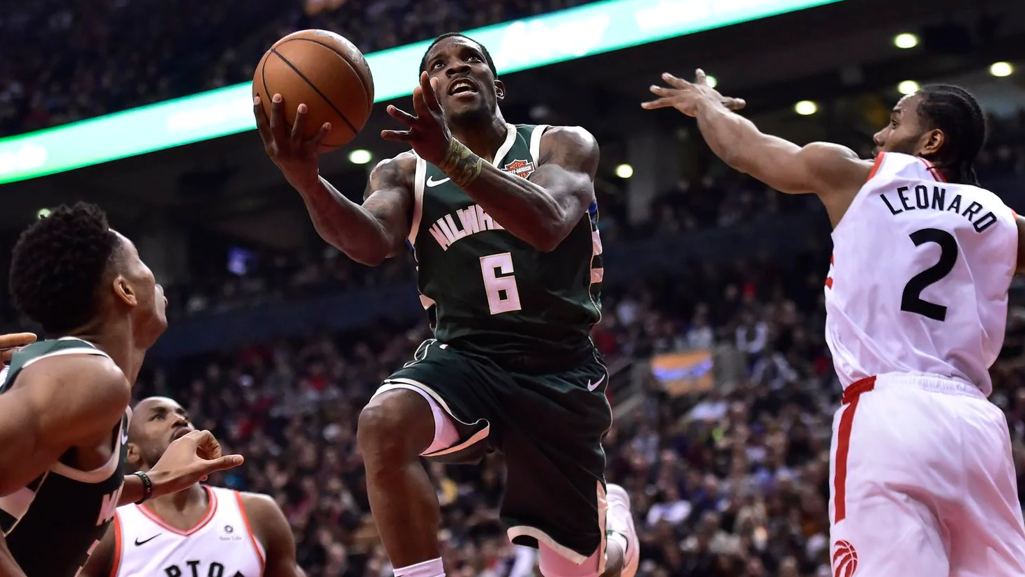 雄鹿战胜骑士，亚当斯内线优势明显