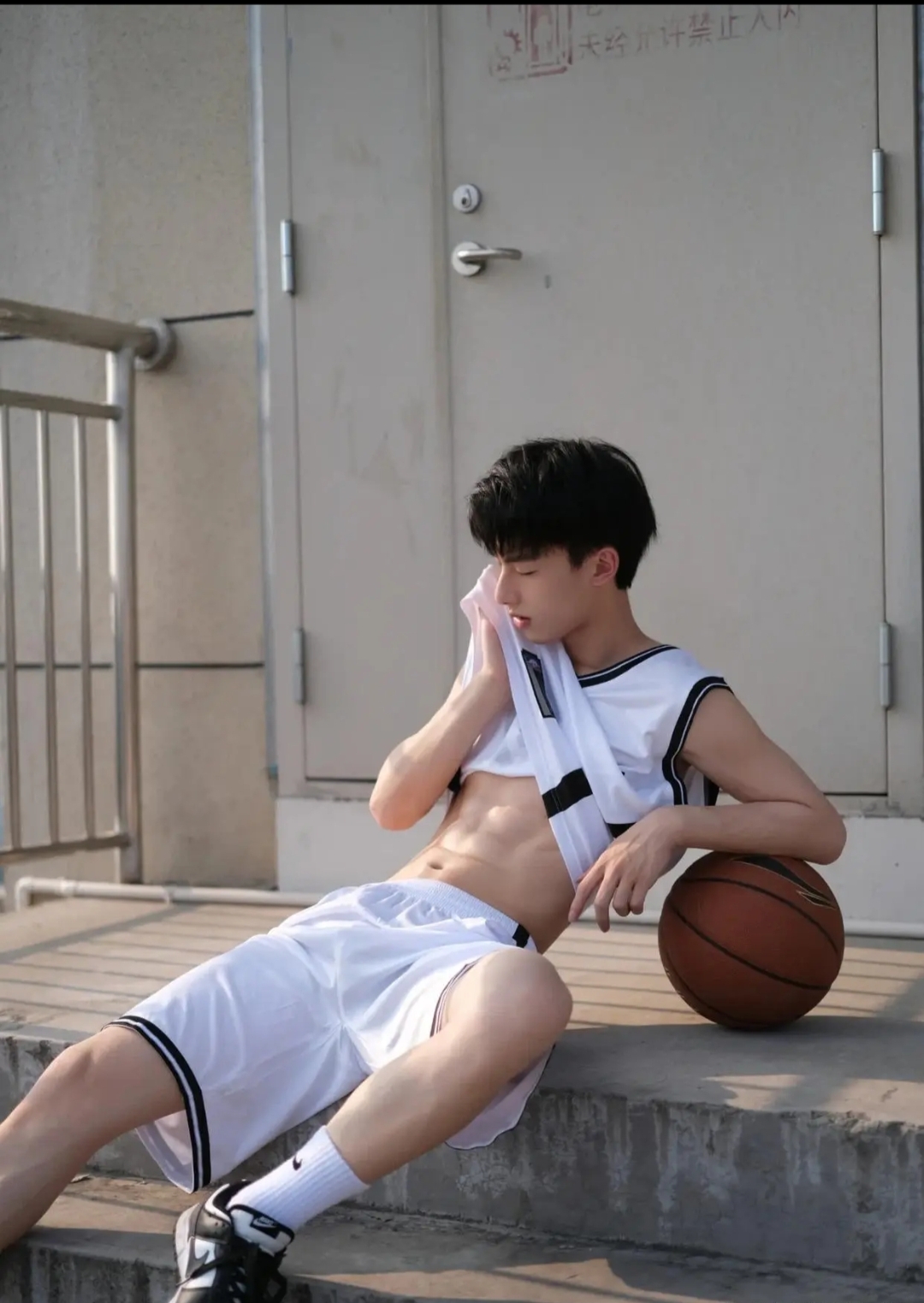 篮球比赛中球员的身体素质发挥出色