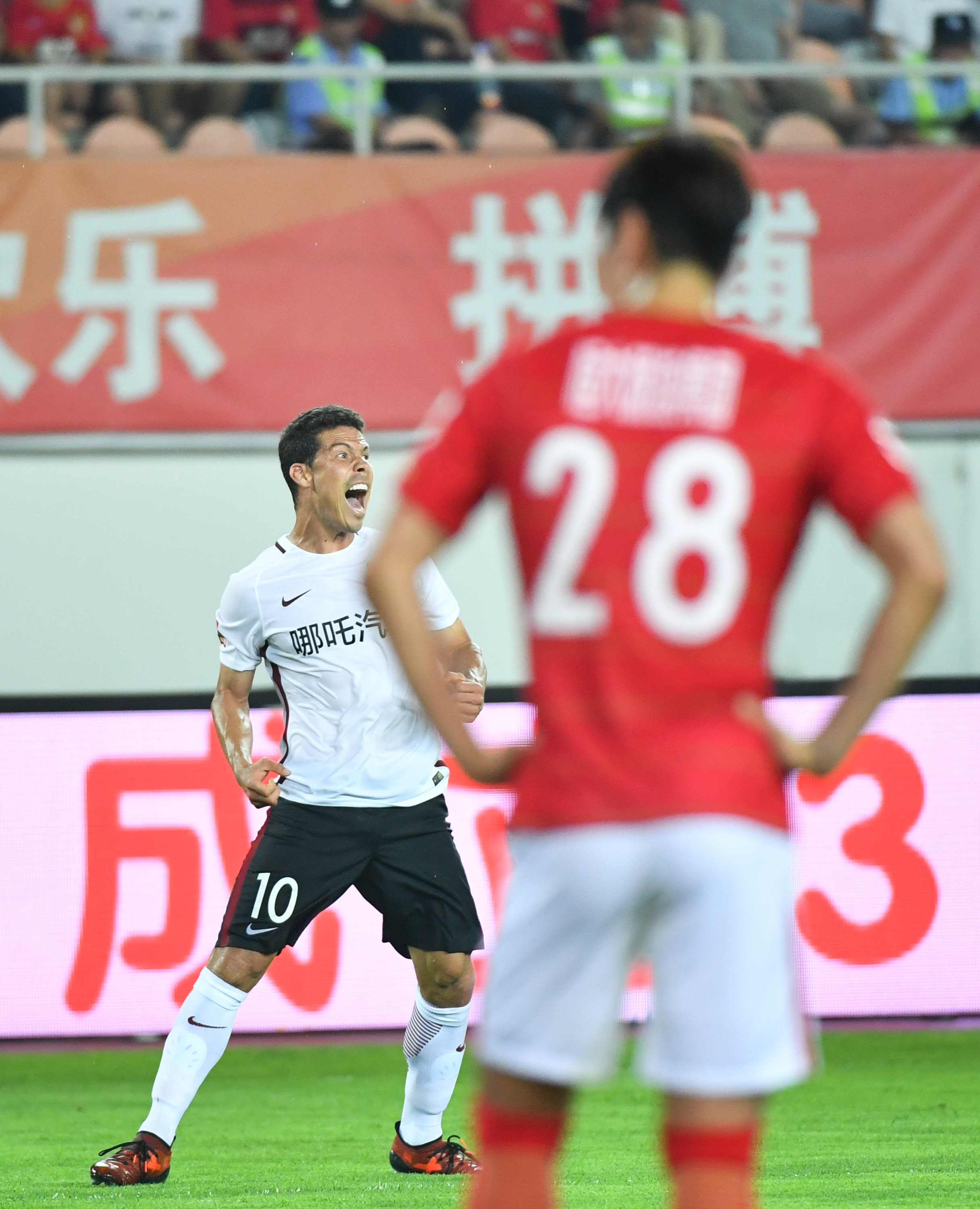 广州恒大客场挑战河北华夏幸福，争夺领跑权