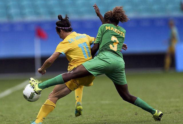 澳大利亚女足队员在比赛中展现出色进攻